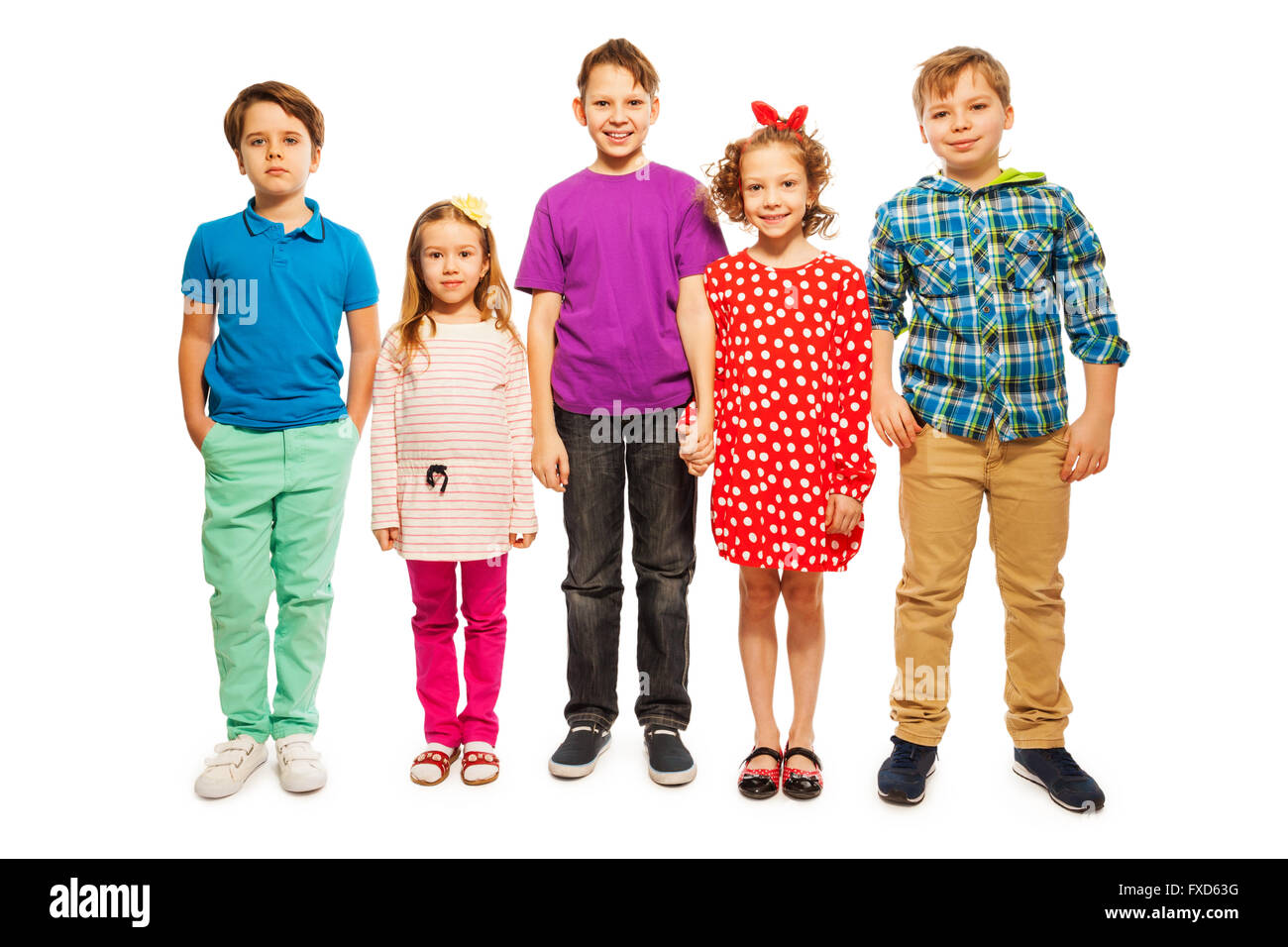 Fünf glückliche Alter-diverse Freunde in Reihe Stockfoto