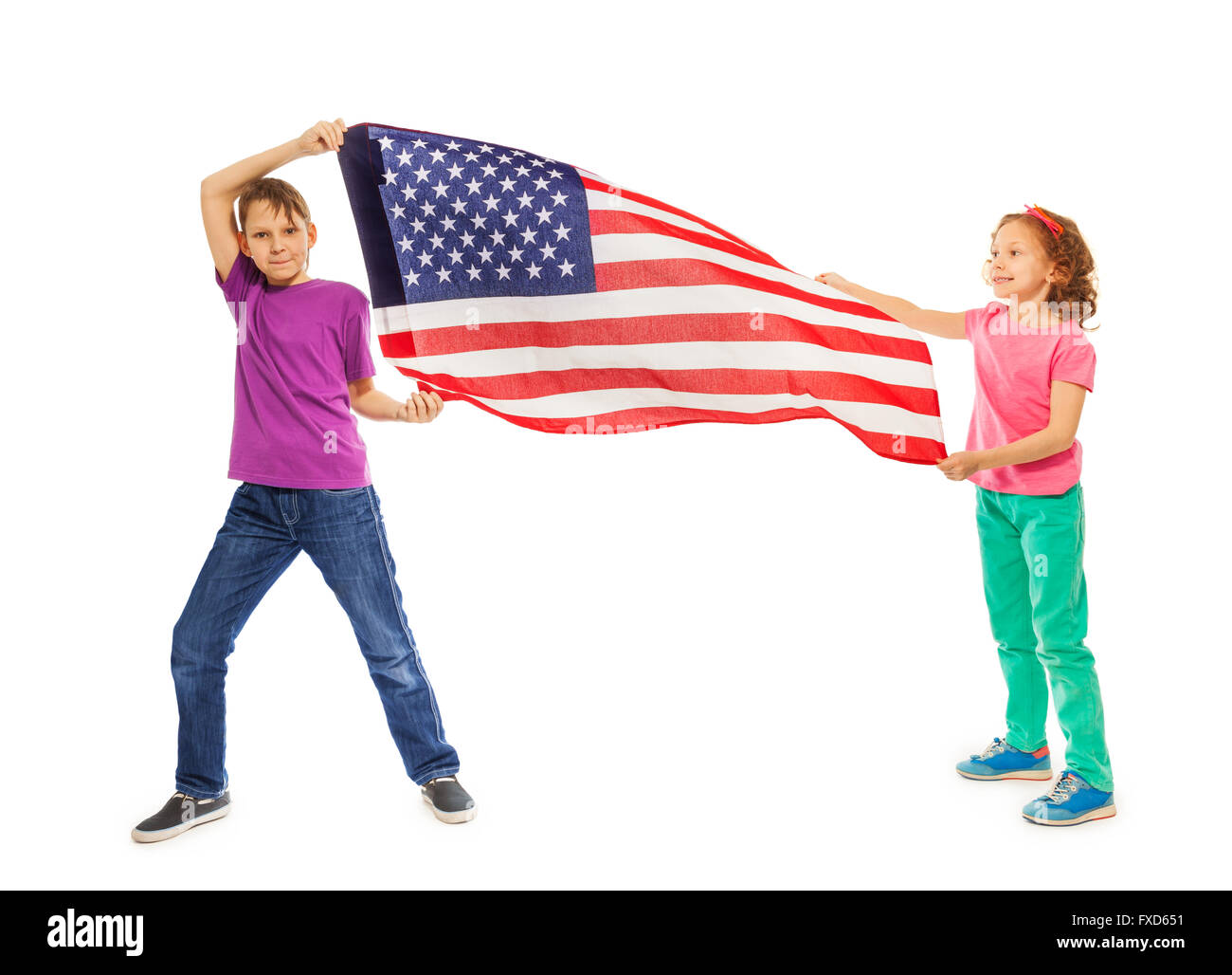 Fröhlicher Junge und Mädchen, die eine amerikanische Flagge Stockfoto