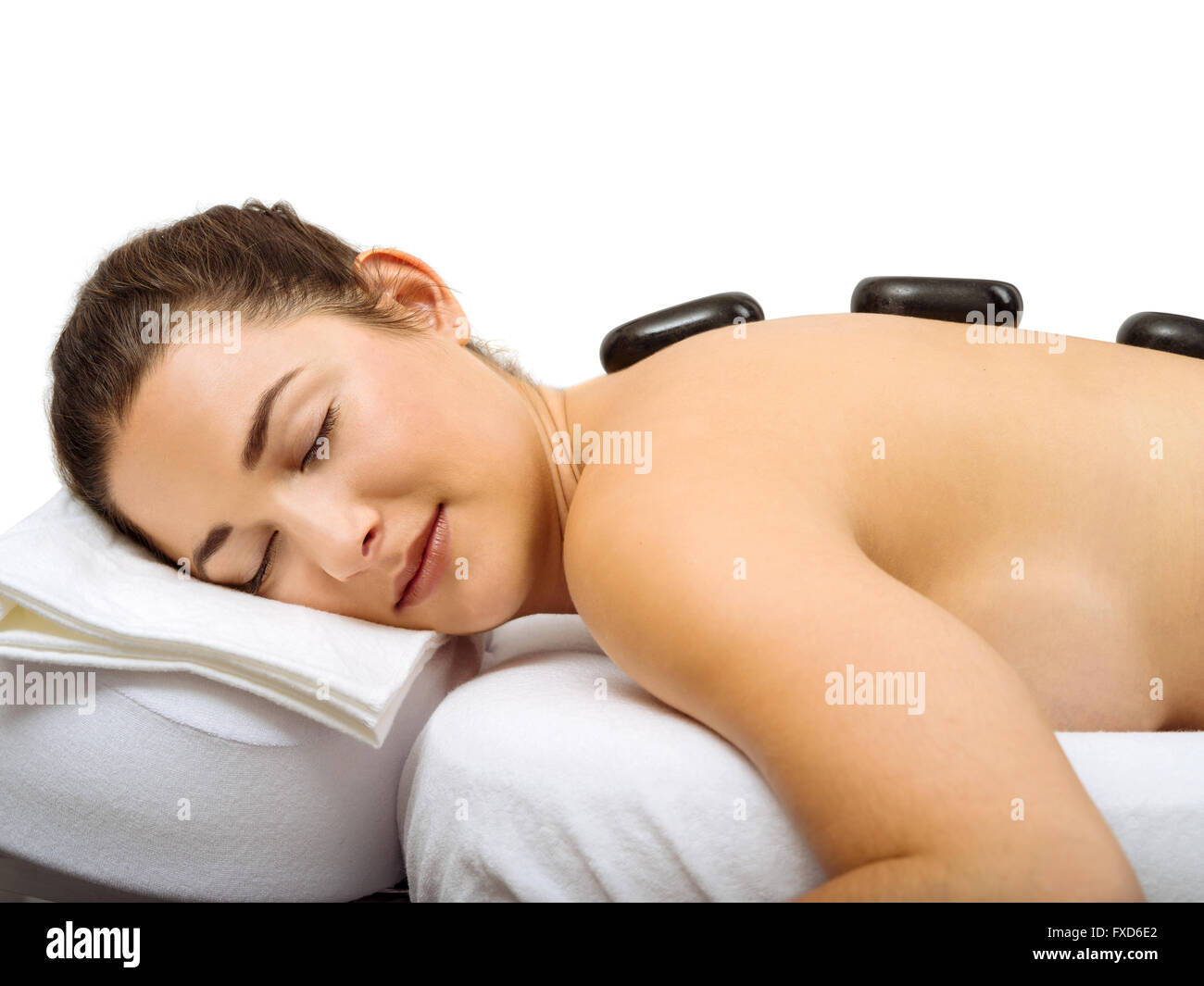 Foto einer jungen Frau in einem Spa mit einer hot Stone Behandlung liegen. Stockfoto