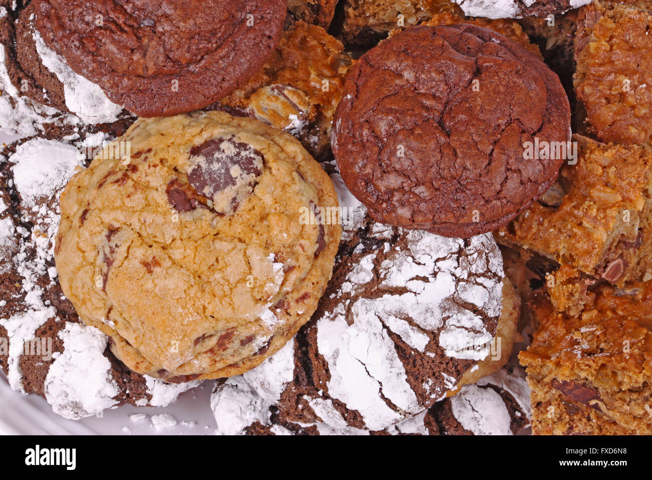 Haufen von frisch gebackenem, hausgemachten Schokoladenkekse, Schokolade und Schokolade crinkle cookies Stockfoto