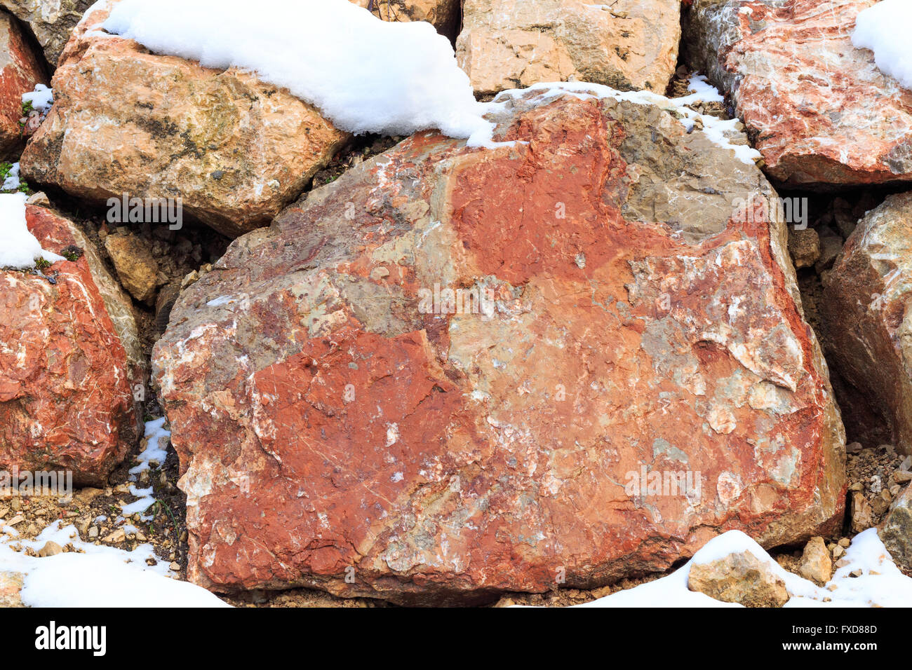Fragment einer Wand aus einem abgebrochenen Stein in Alpen Stockfoto