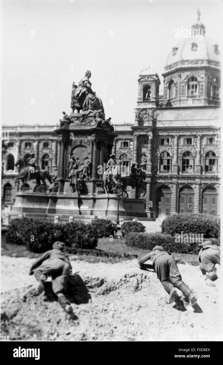 Sowjetische Soldaten Vor Dem Maria Theresia Denkmal in Wien Stockfoto