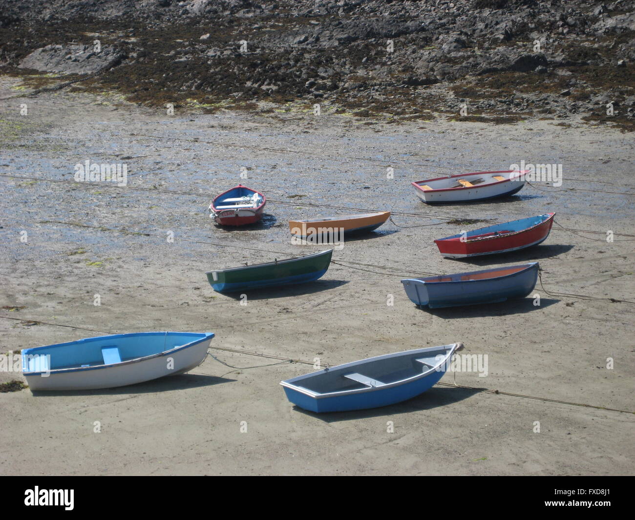 Bunt bemalt, Ruderboote und Angebote am Strand in der Nähe von Fort Grey, Guernsey, Channel Islands Stockfoto