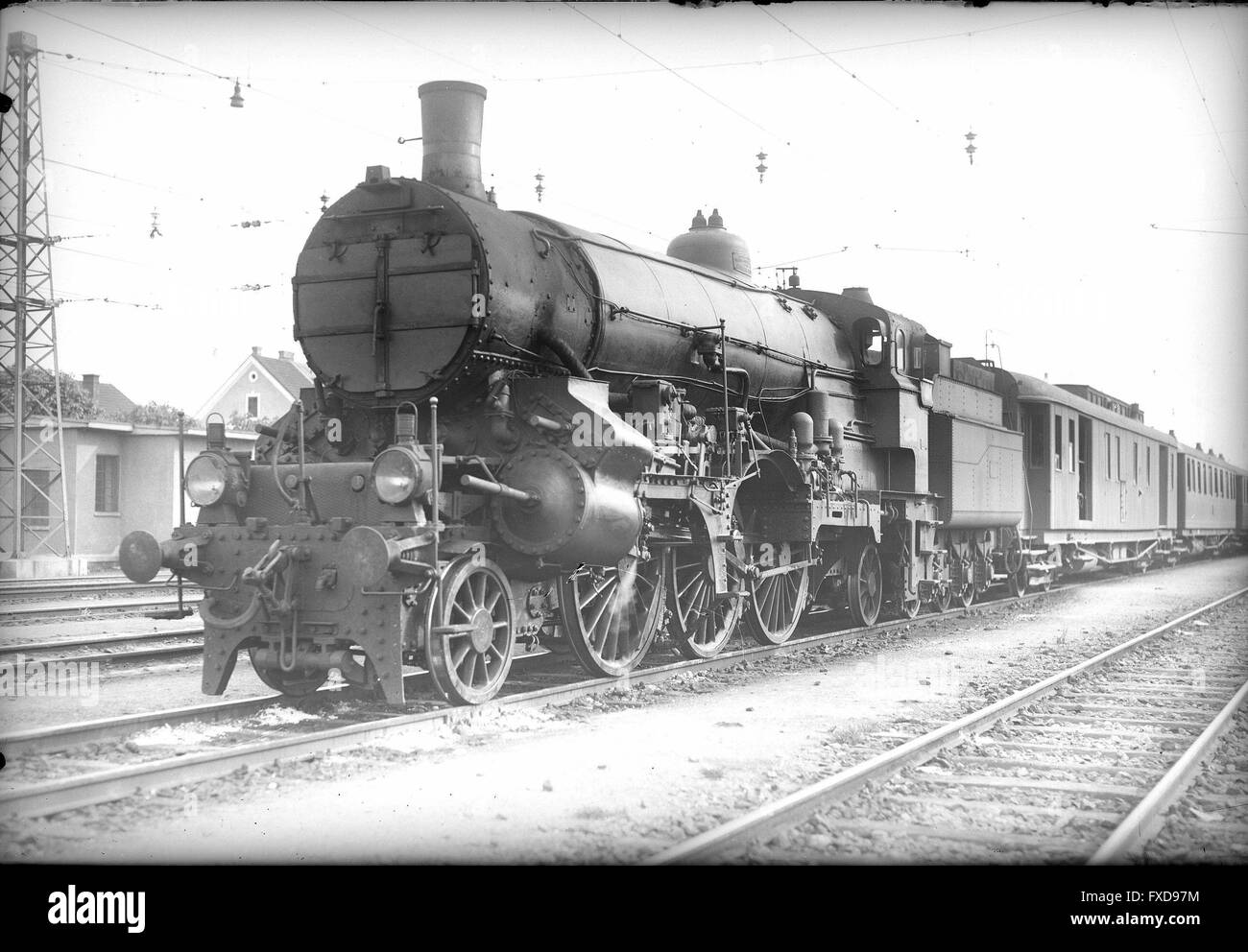 BBÖ kam der Baureihe 10, ÖBB Reihe 15, Vor Personenzug Stockfoto