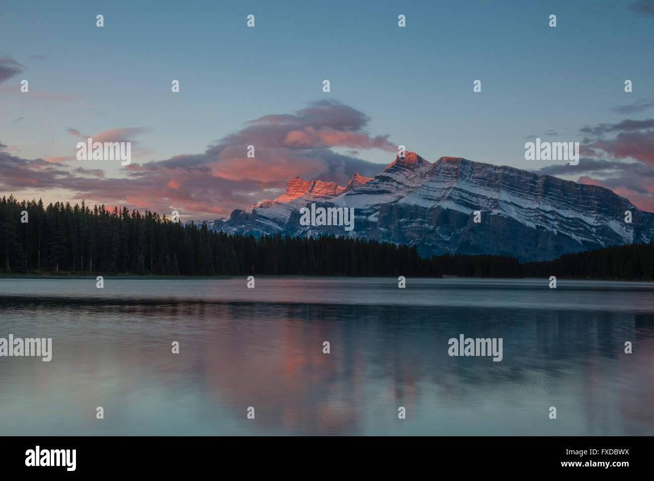 Zwei Jack Lake, Mount Rundle, Banff Nationalpark, Kanadische Rockies, Provinz Alberta, Kanada Stockfoto