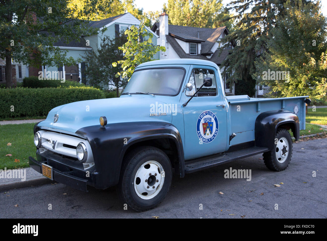 Ein klassisches 1953 Ford f-350 Pickup-Truck mit einem Twin Cities Ford Montagewerk-Aufkleber auf der Seite Stockfoto