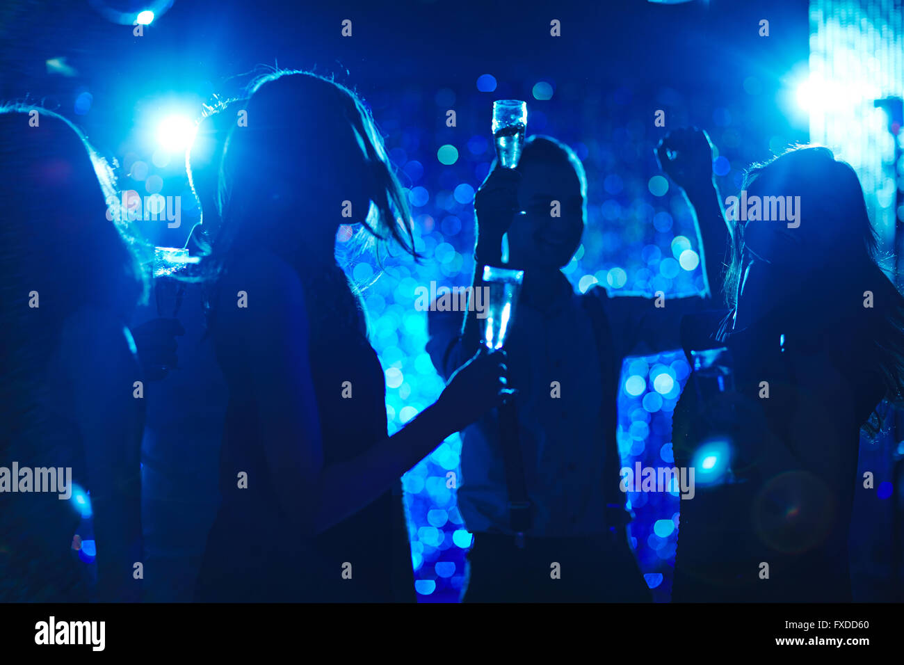 Tänze in blauem Licht Stockfoto