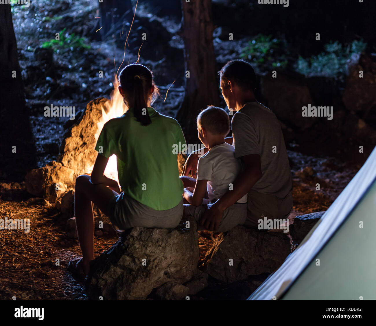 Familie auf dem Campingplatz in der Nacht Stockfoto