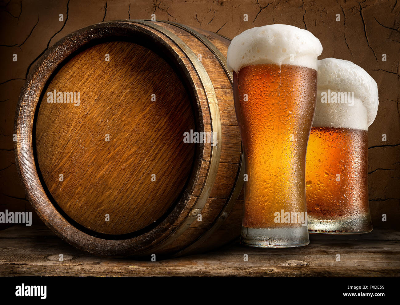 Bier mit Fass in einem alten Keller der Brauerei Stockfoto