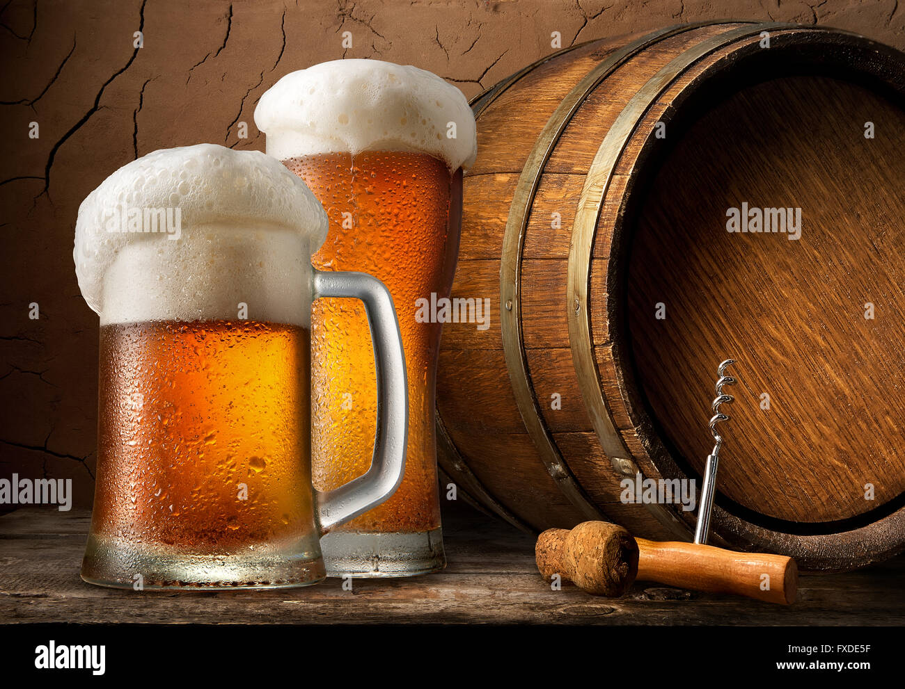 Kaltes Bier und Holzfass im Keller Stockfoto