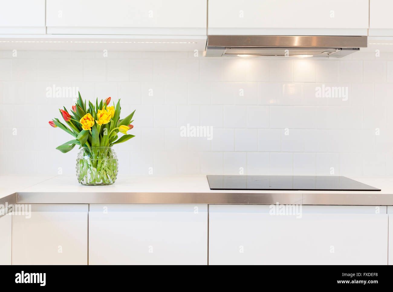 Detail einer Küche Tulpen auf dem Küchentisch Stockfoto