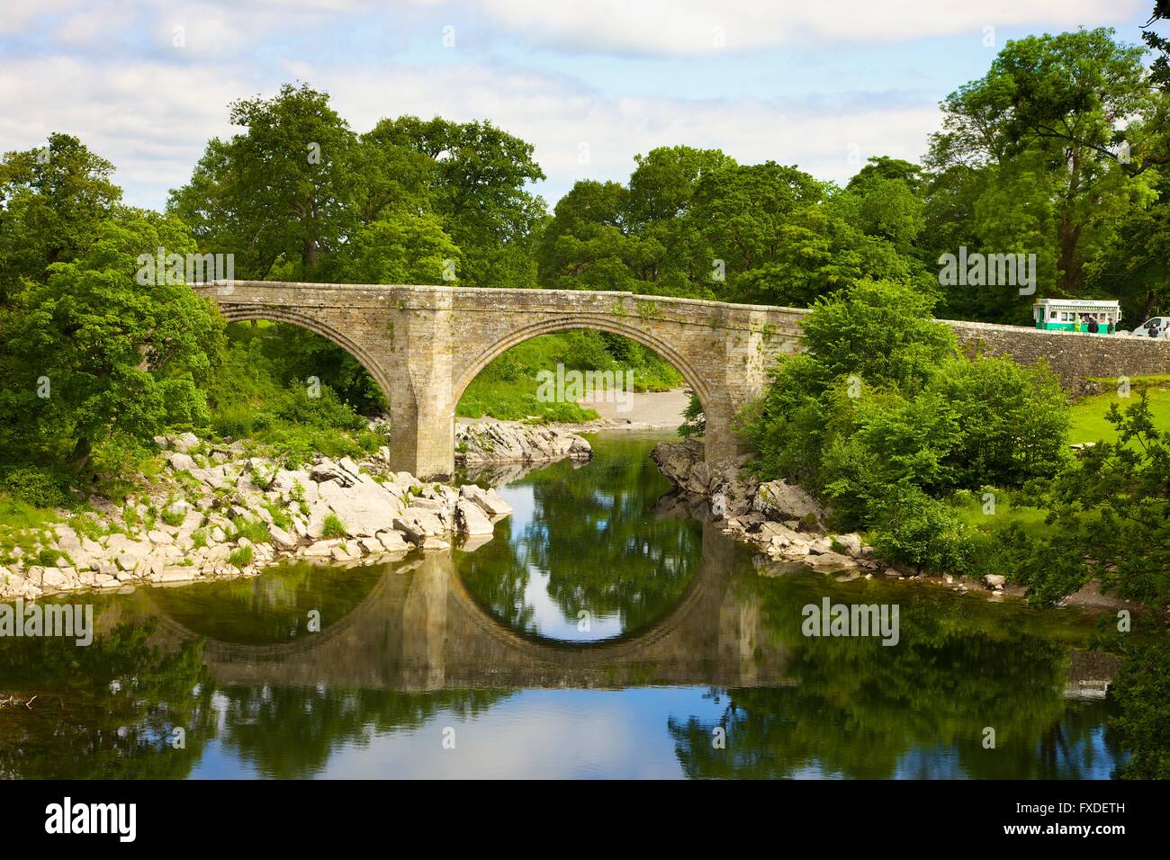 Teufels-Brücke über den Fluss Lune. Rund 1370 gebaut. Kirkby Lonsdale, South Lakeland, Cumbria, England, Vereinigtes Königreich. Stockfoto