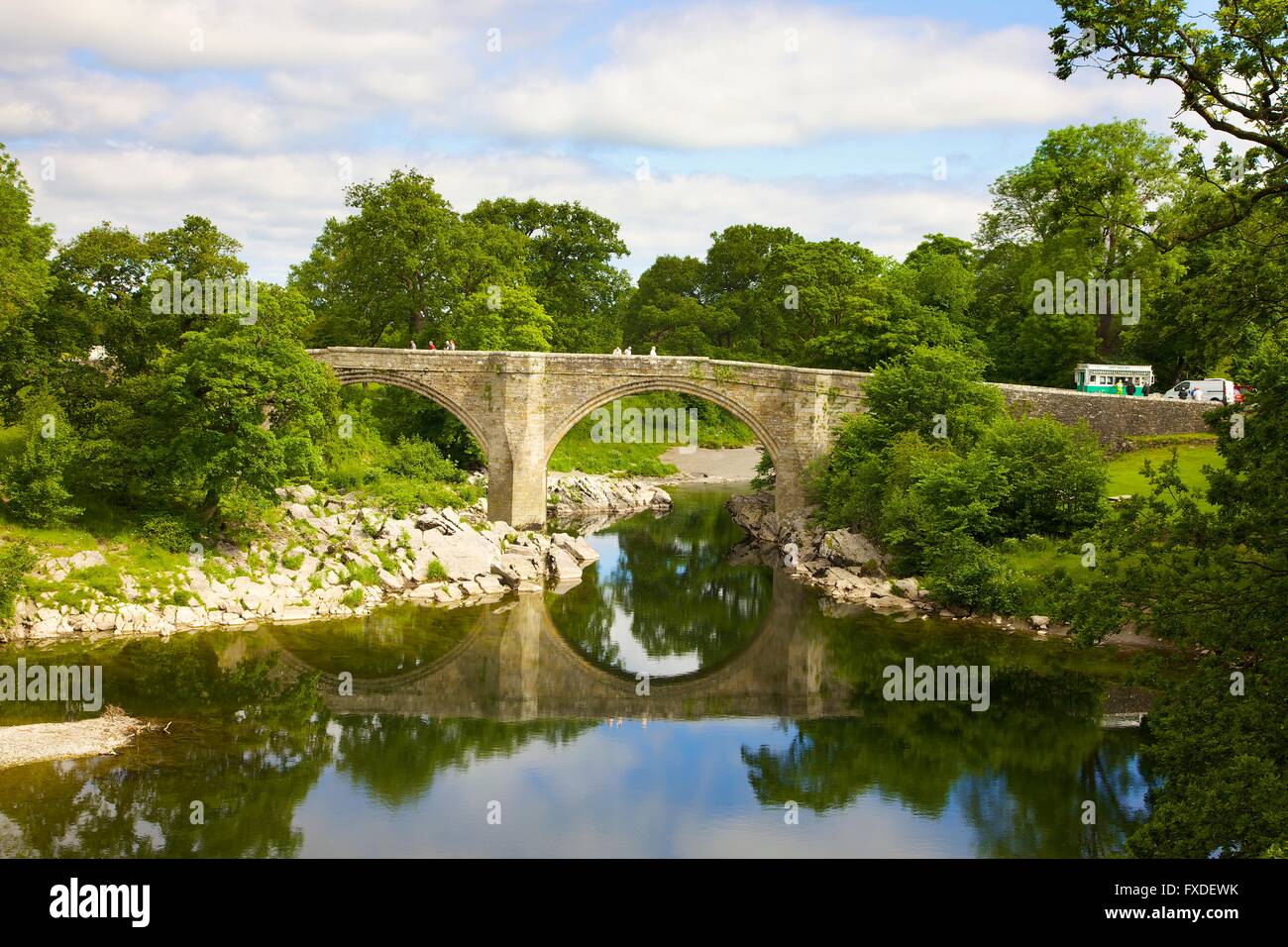 Teufels-Brücke über den Fluss Lune. Rund 1370 gebaut. Kirkby Lonsdale, South Lakeland, Cumbria, England, Vereinigtes Königreich. Stockfoto