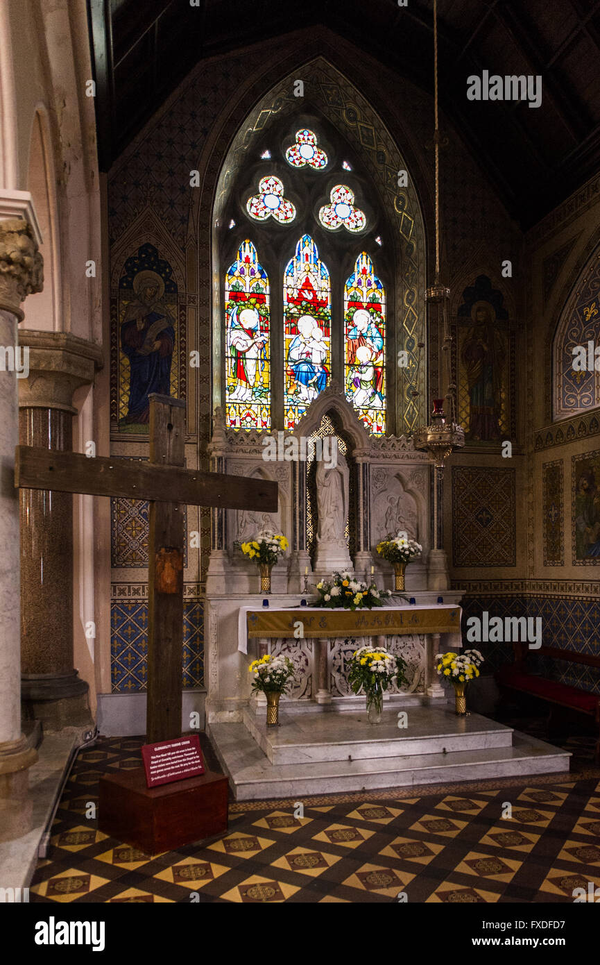 Die Dame Altar und Holzkreuz in der Kirche von der Unbefleckten Empfängnis, Clonakilty, West Cork, Irland. Stockfoto