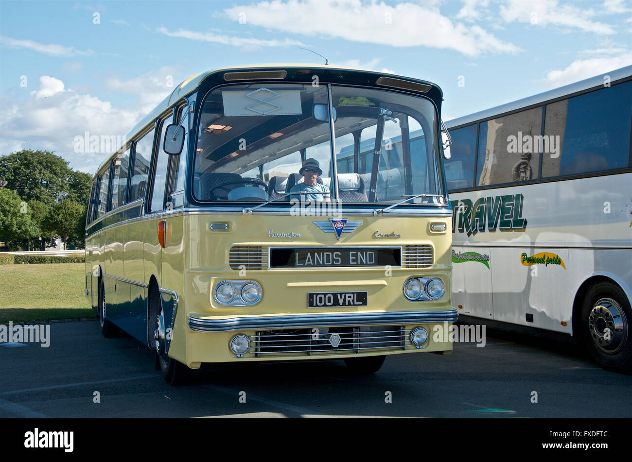 Mann mit Hut sitzt in einem Creme-Bus mit der Aufschrift Lands End Stockfoto