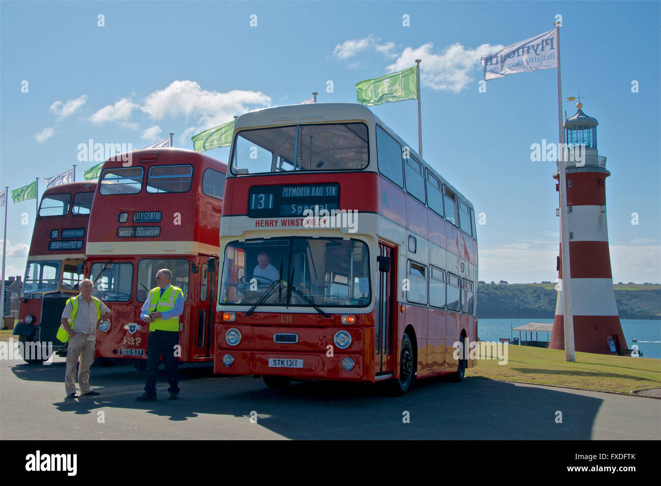 Vorderansicht von zwei Leyland Atlantean Bussen und ein Leyland PD2 auf Plymouth Hacke Stockfoto