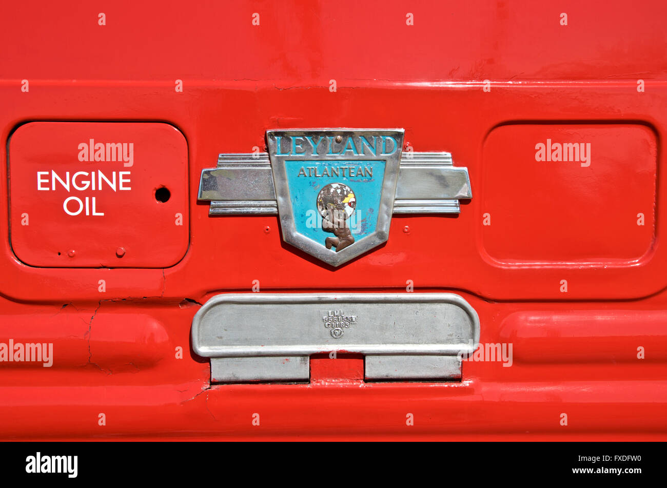 Leyland Atlantean Abzeichen auf einem renovierten Plymouth Stadtverkehr Bus in Dienst im Jahr 1960. Stockfoto