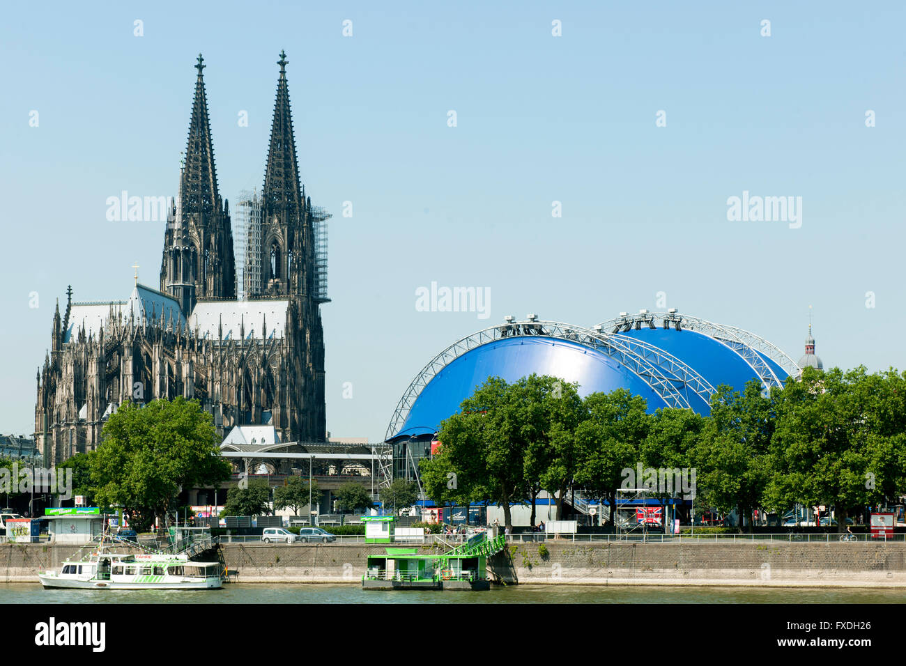 Deutschland, Nordrhein-Westfalen, Köln, Altstadt Mit Dom Und Musical-Zelt,  Zur Zeit Oper Stockfotografie - Alamy