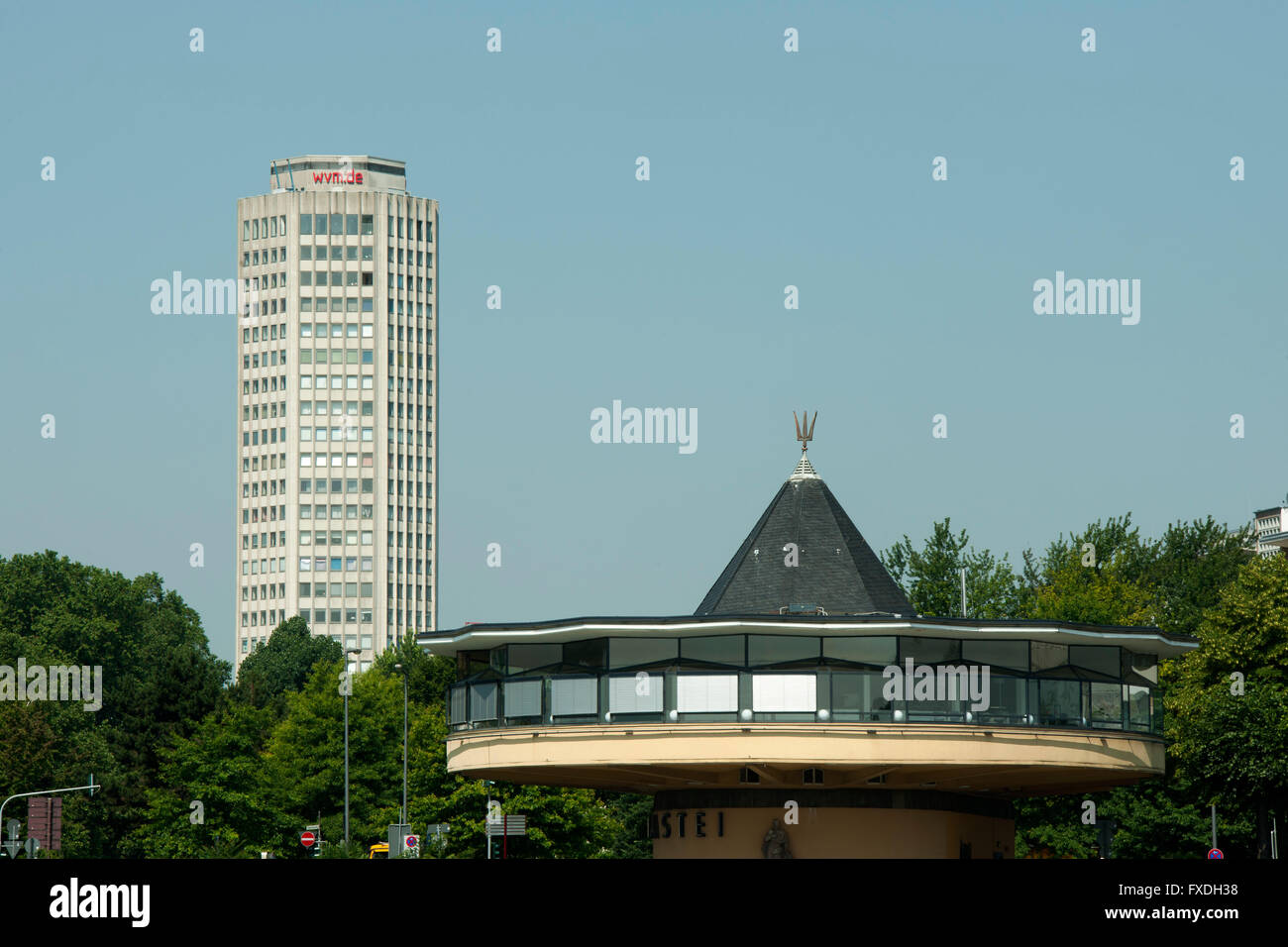 Deutschland, Nordrhein-Westfalen, Köln, Restaurant Bastei am Konrad-Adenauer-Ufer, Dahinter Wohnhochhaus am Ebertplatz Stockfoto