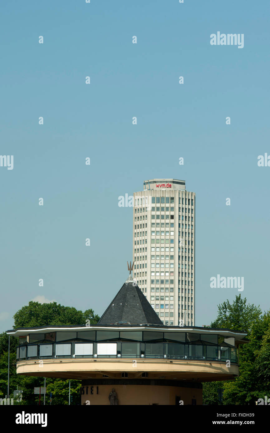 Deutschland, Nordrhein-Westfalen, Köln, Restaurant Bastei am Konrad-Adenauer-Ufer, Dahinter Wohnhochhaus am Ebertplatz Stockfoto