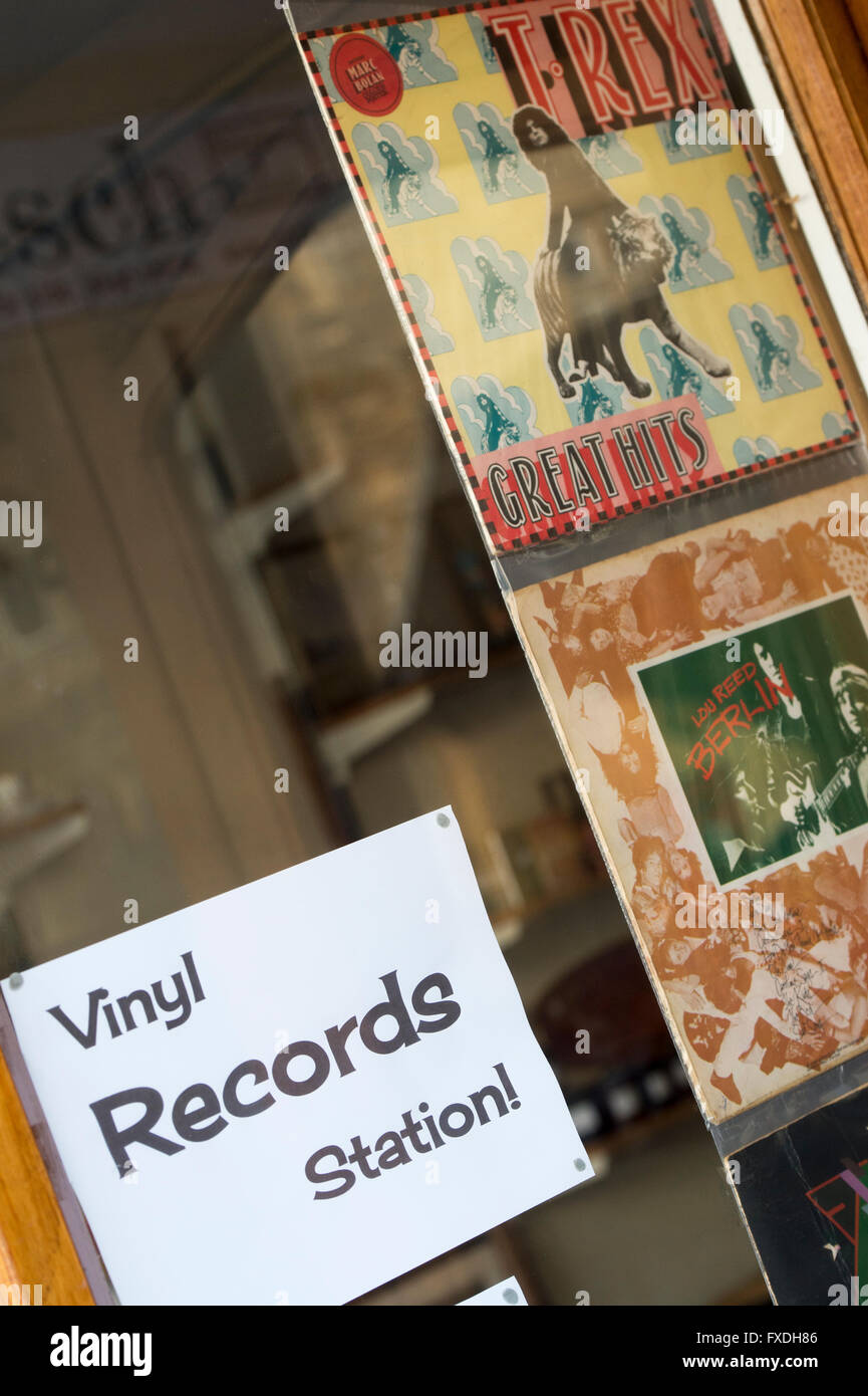 Vinyl-Schallplatten station Zeichen und Alben in einem Schaufenster. Glastonbury, Somerset, England Stockfoto