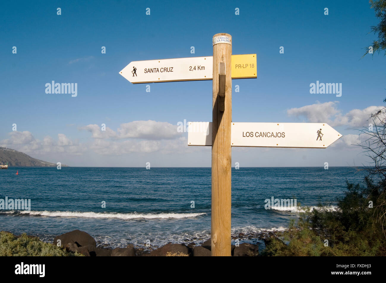 Wandern zu Fuß Wandern Wanderungen auf La Palma Insel Kanaren Kanarischen Inseln Urlaub Ferien Wanderweg Wanderwege Zeichen Abstand unterzeichnen Stockfoto