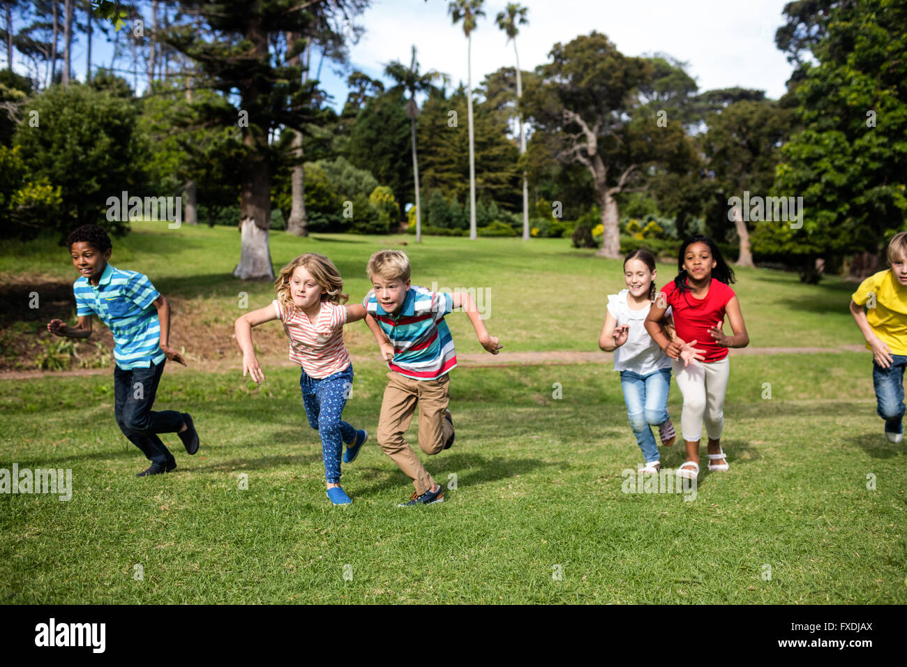 Kinder laufen im park Stockfoto