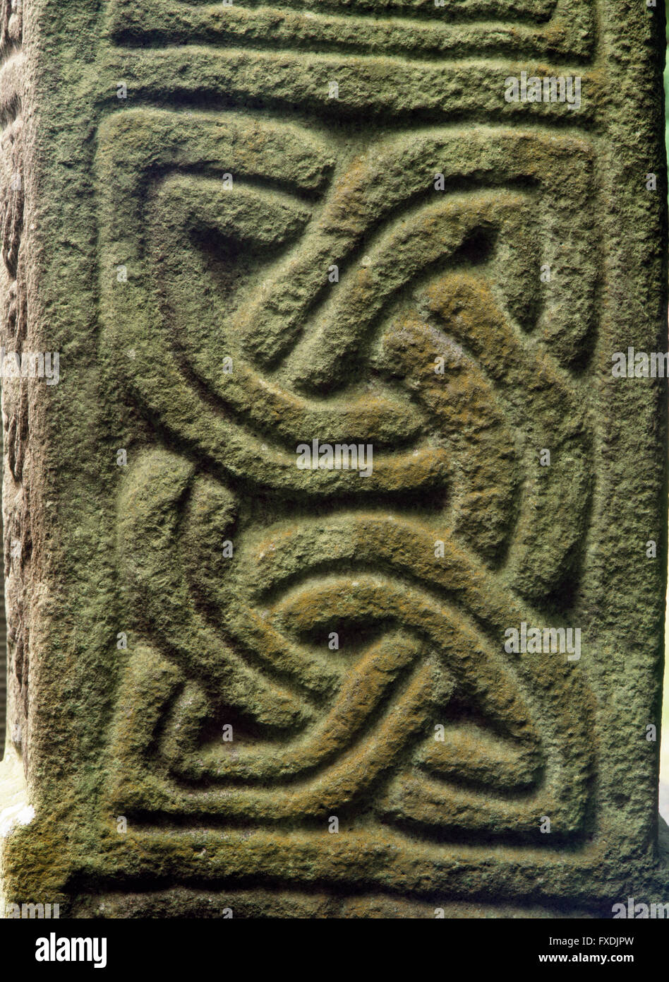 Detail des Knotens der Ewigkeit auf dem W-Gesicht des Schachtes St Brynach freistehendes Kreuz in Nevern Kirchhof, Pembrokeshire (C AD1000). Stockfoto