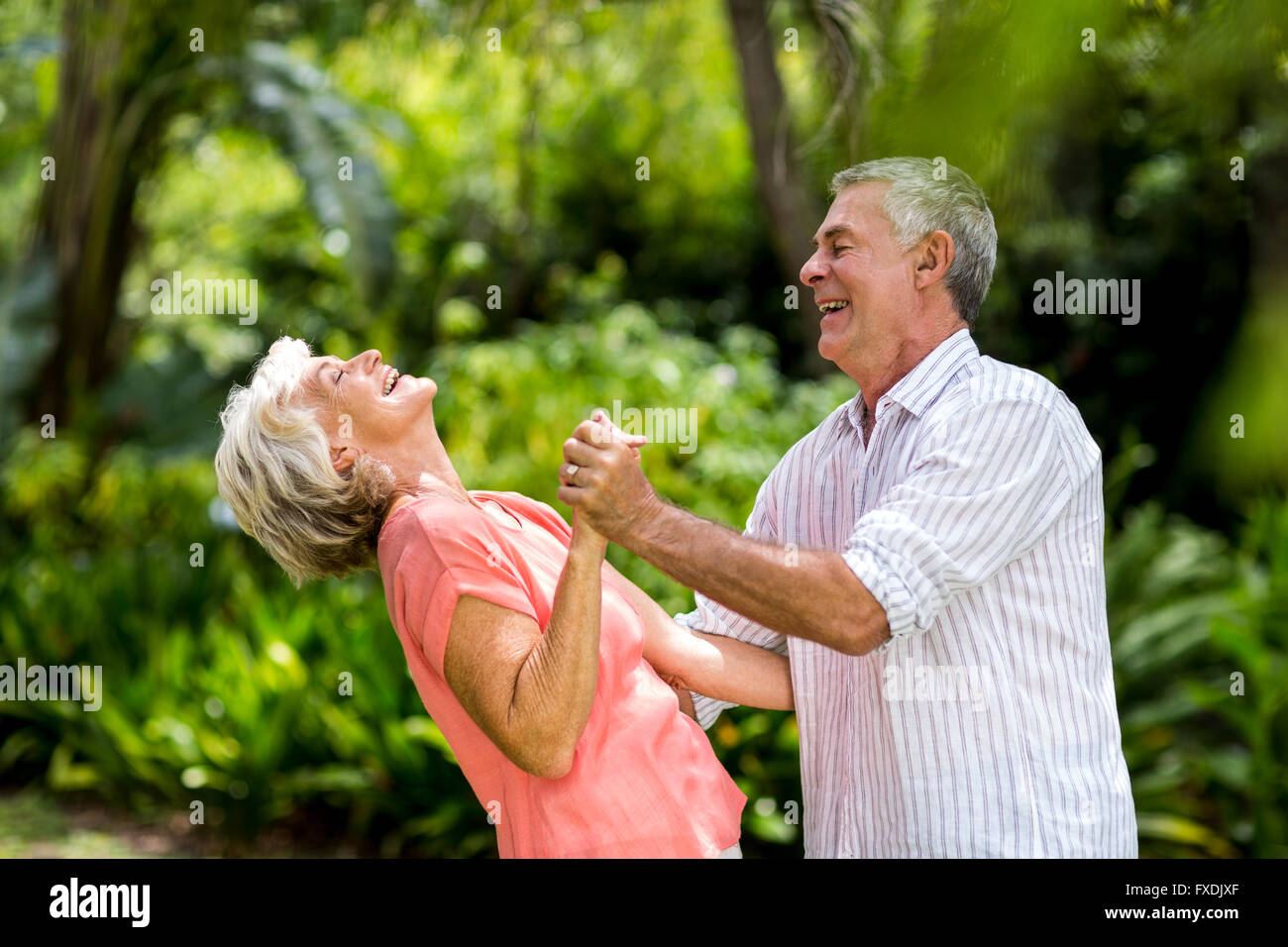 Ältere Frau lachen beim Tanzen mit Mann Stockfoto