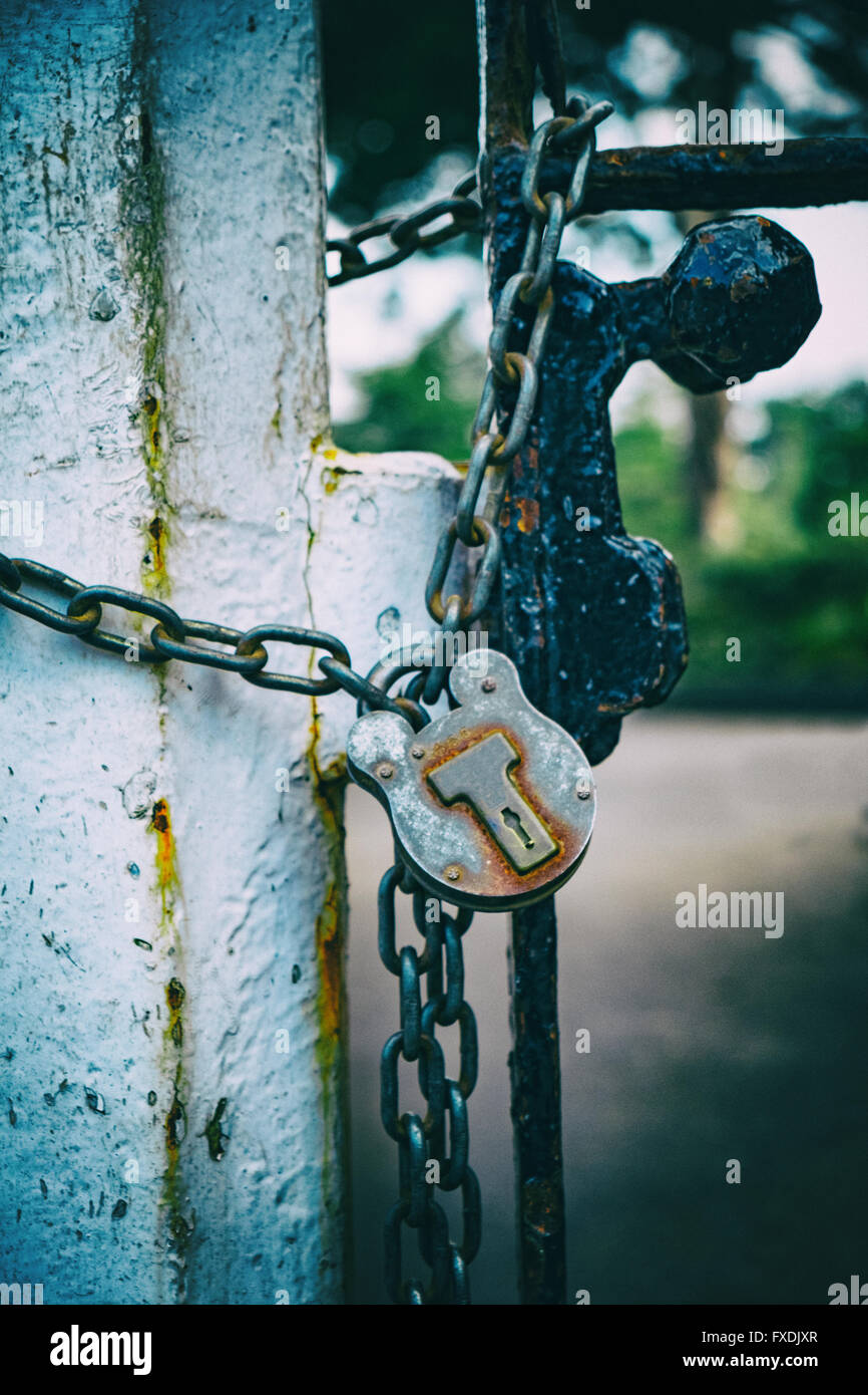 Vorhängeschloss und Kette auf rostigen Tor Stockfoto