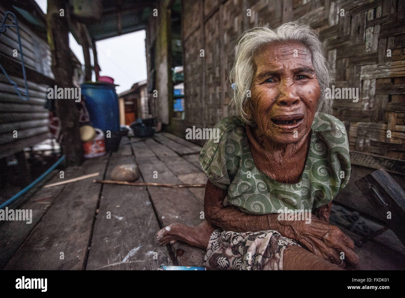 Burma, Myanmar, alte, faltige gebräunte Haut und weiße Haare. Stockfoto