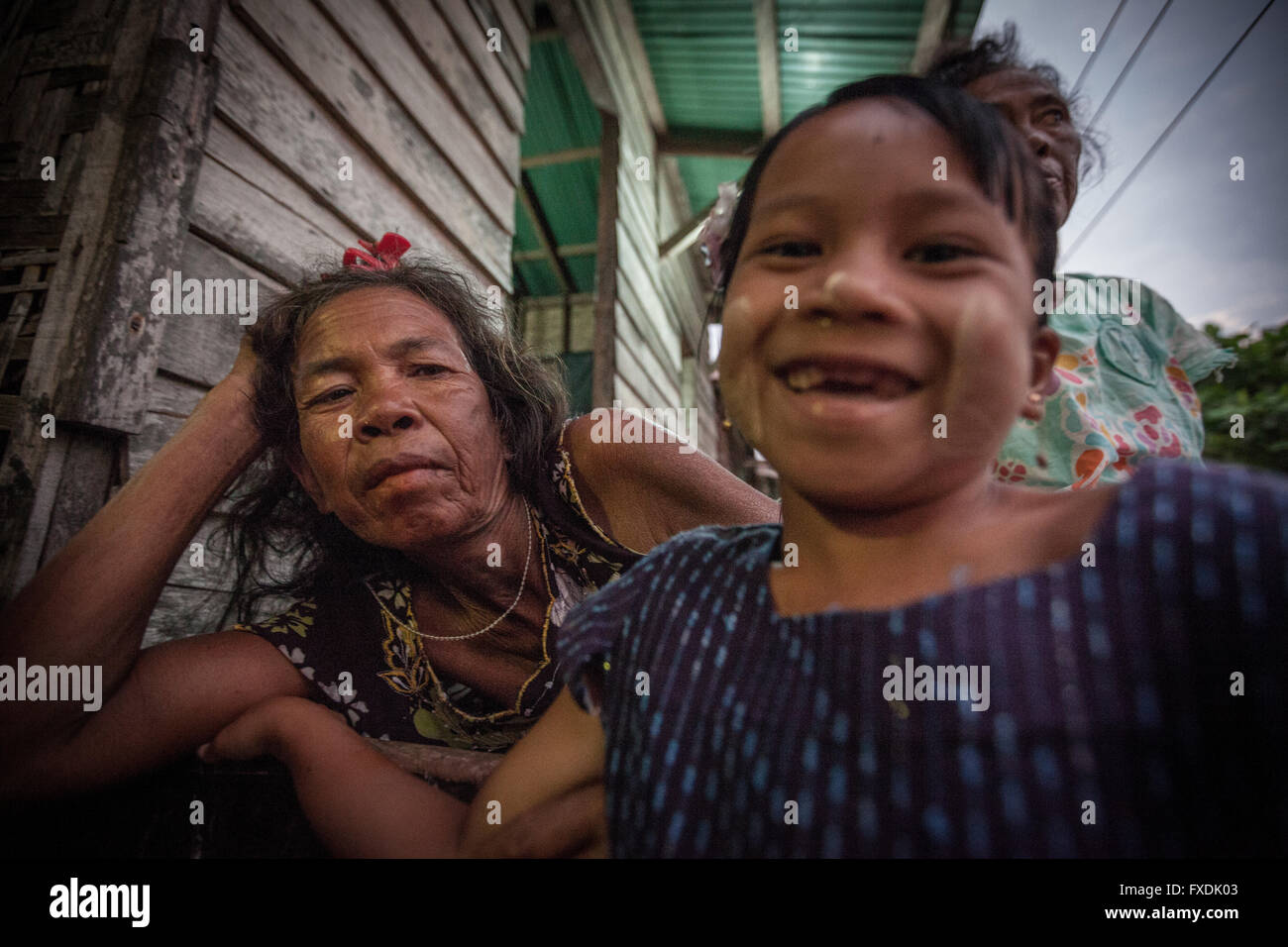 Burma, Myanmar, Mädchen und Großmutter. Stockfoto