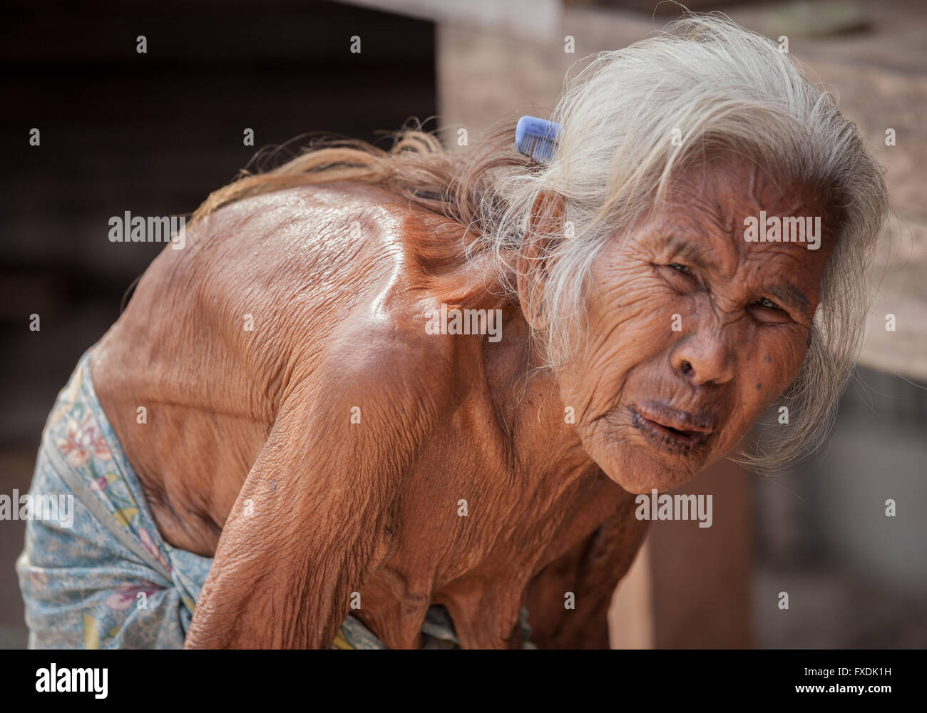 Burma, Myanmar, eine alte Frau, gegerbt, faltige Haut, weißes Haar. Stockfoto