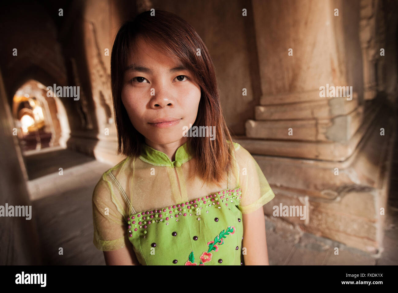 Myanmar, Asien, eine touristische Frau in einem buddhistischen Tempel. Stockfoto