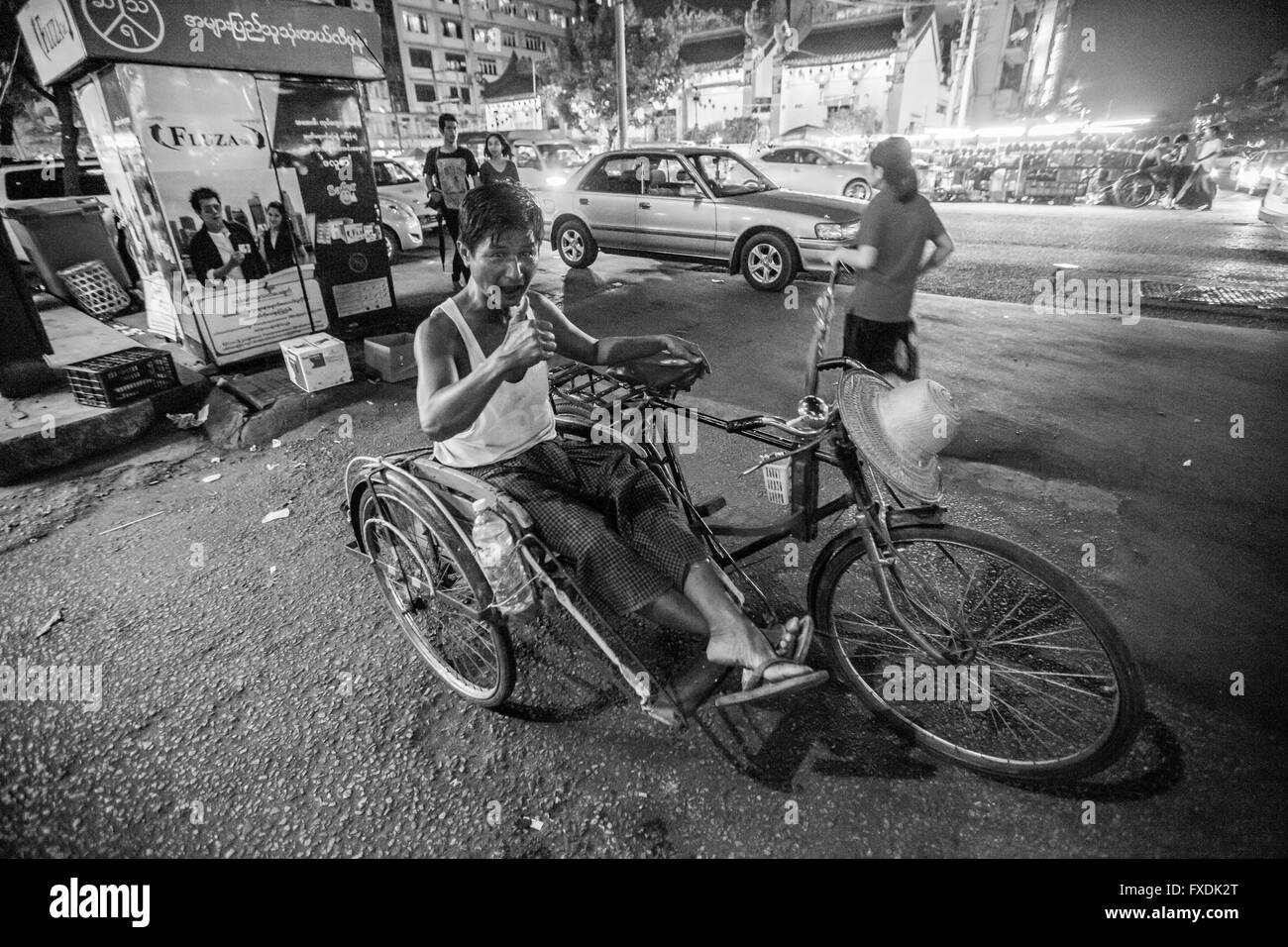 Yangon Rangon Stadt, Myanmar, ein Mann mit Feierlichkeiten in der Stadt, auf der Straße am Abend. Stockfoto