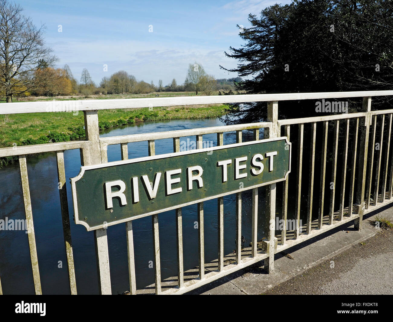 Der Fluss Test gesehen von der Brücke in Stockbrige, Hampshire. Die Kreide-Stream ist bekannt für seine Forellenangeln. Stockfoto