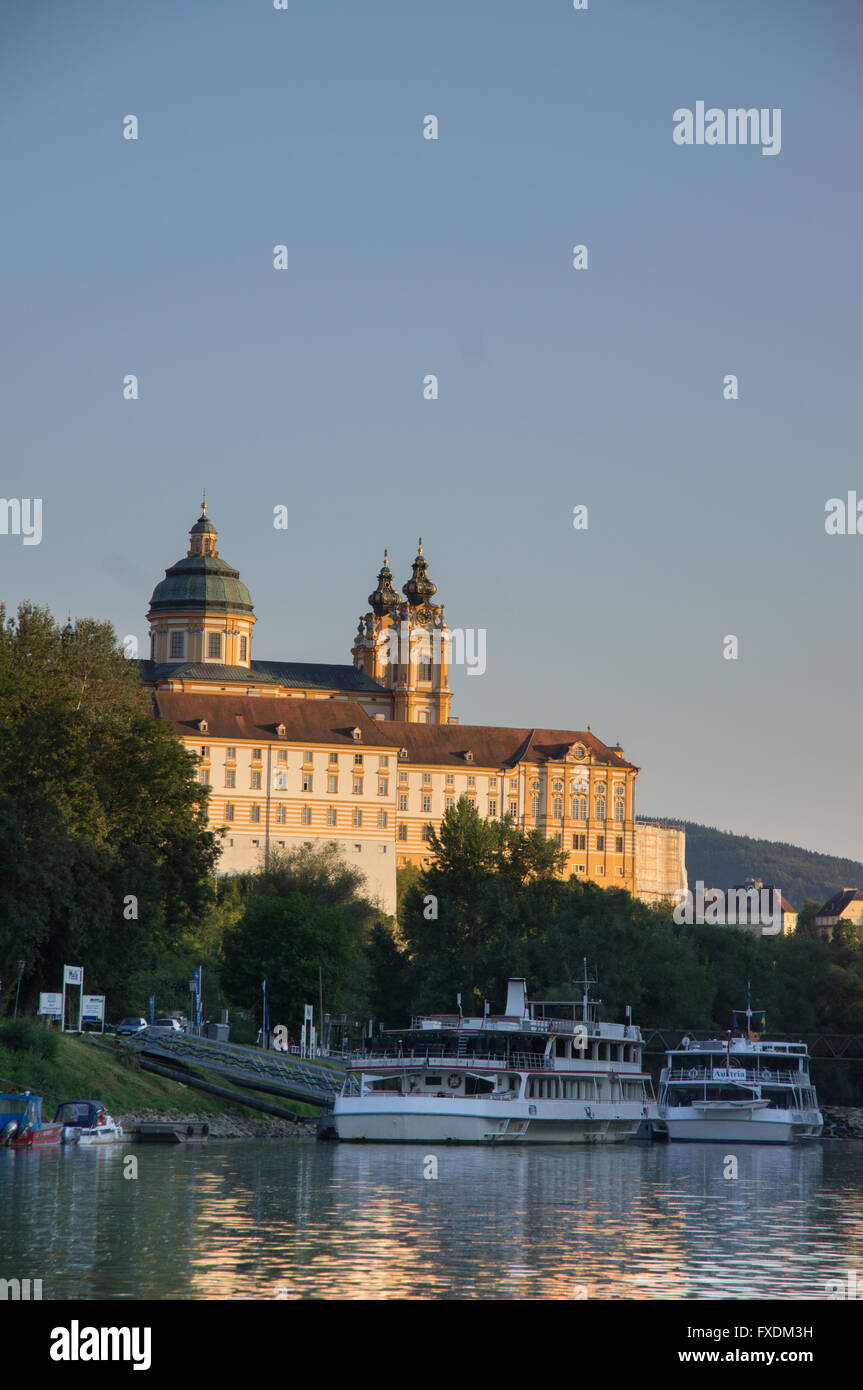 Melk und einige Kreuzfahrtschiffe Stockfoto