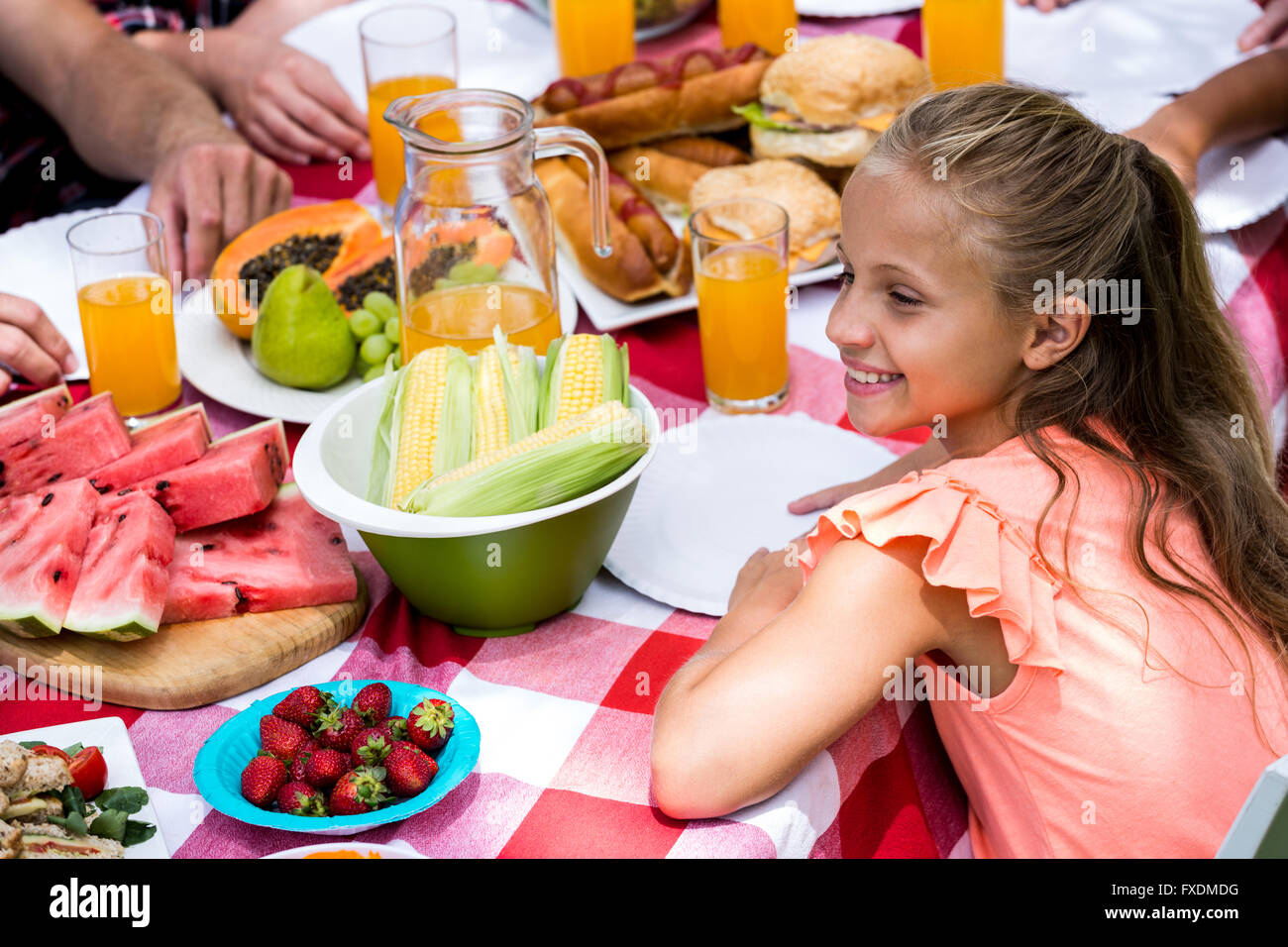 Vogelperspektive Blick auf fröhliches Mädchen mit Familie Mittagessen beim Picknick Stockfoto