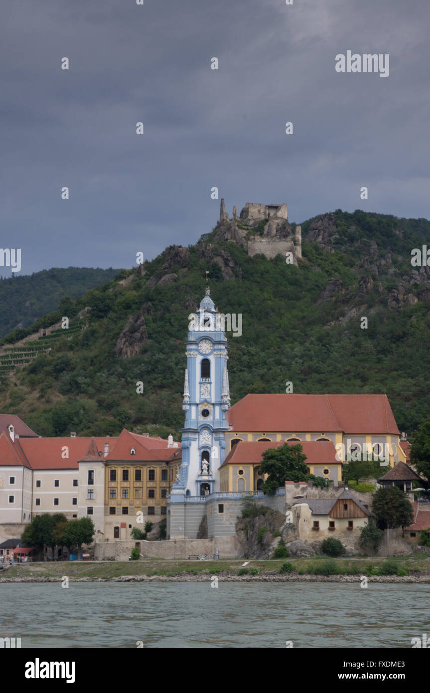 Blaue Kirche Krems und die Ruinen im Hintergrund Stockfoto