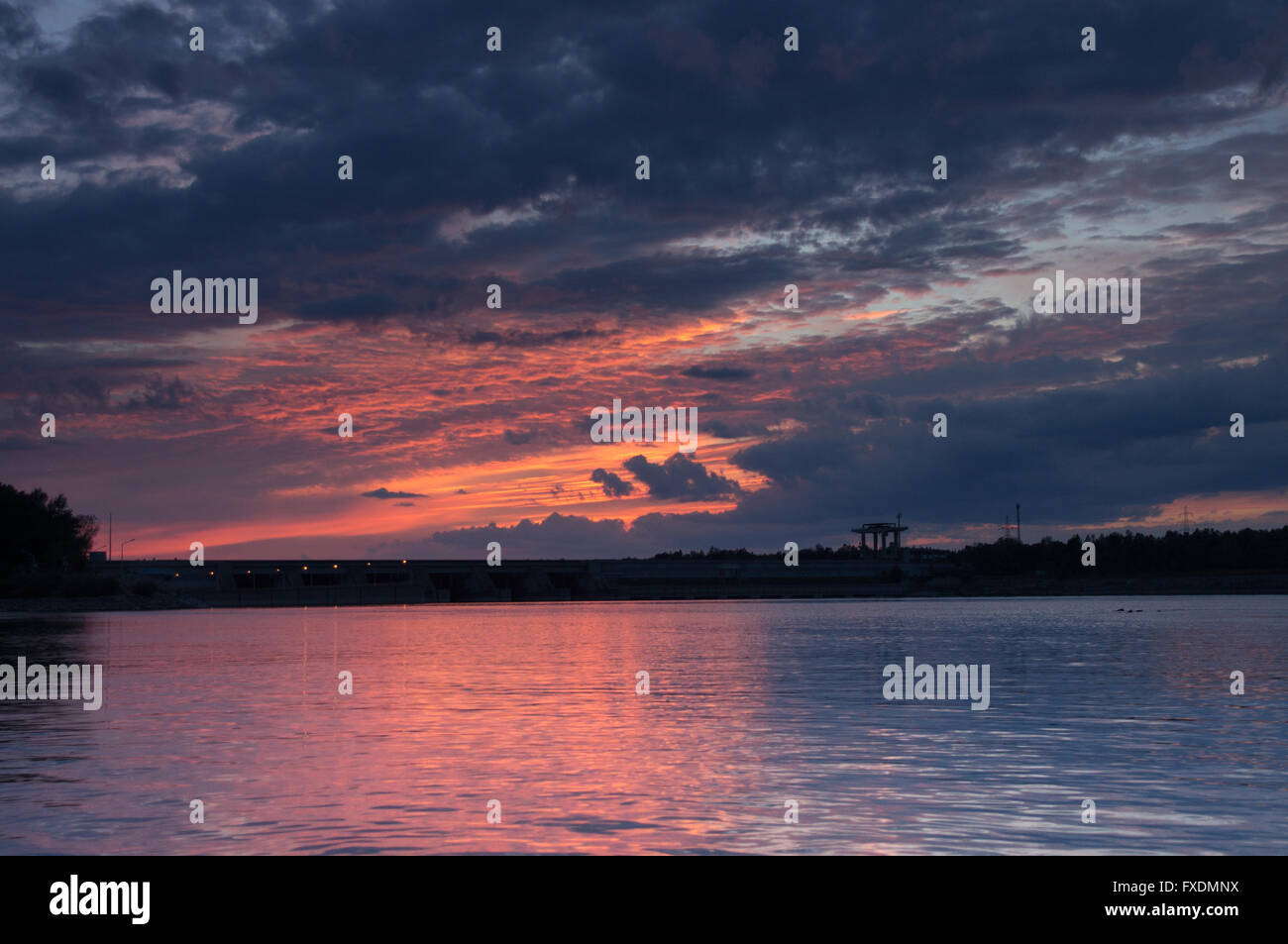 Sonnenuntergang in Österreich - Silhouette einer Sperre Stockfoto