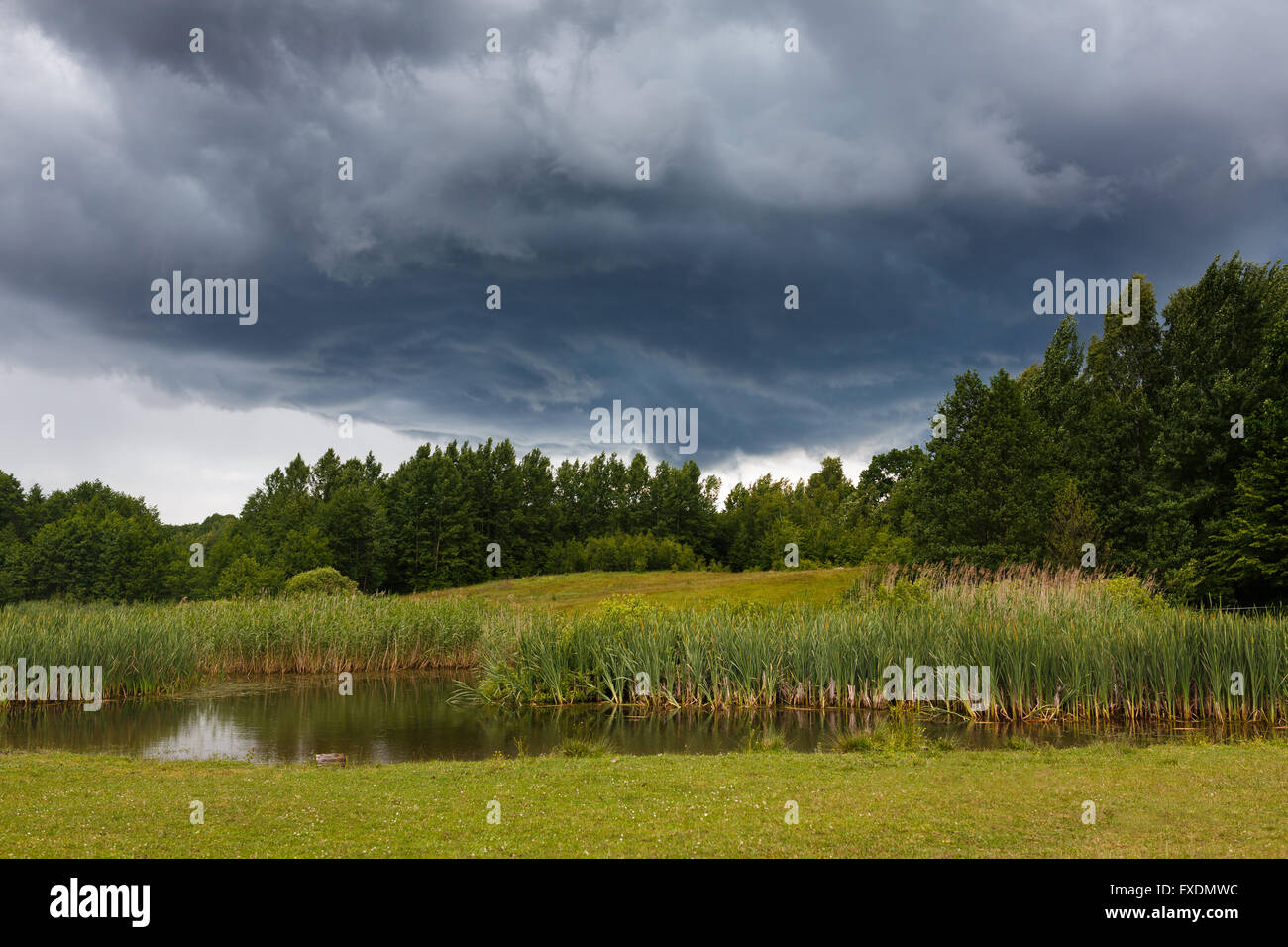 Ländliche Gegend und dramatische Gewitterwolke auf dem Lande Stockfoto