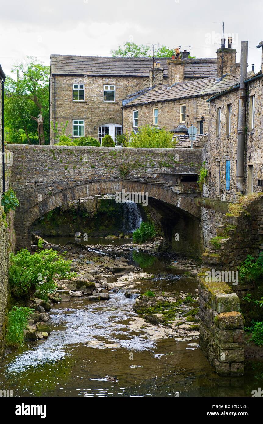 Hawes. Gayle Beck Brücke über einem Nebenfluss des Flusses Ure. Hawes, Wenslydale, Yorkshire Dales National Park, Yorkshire, England Stockfoto