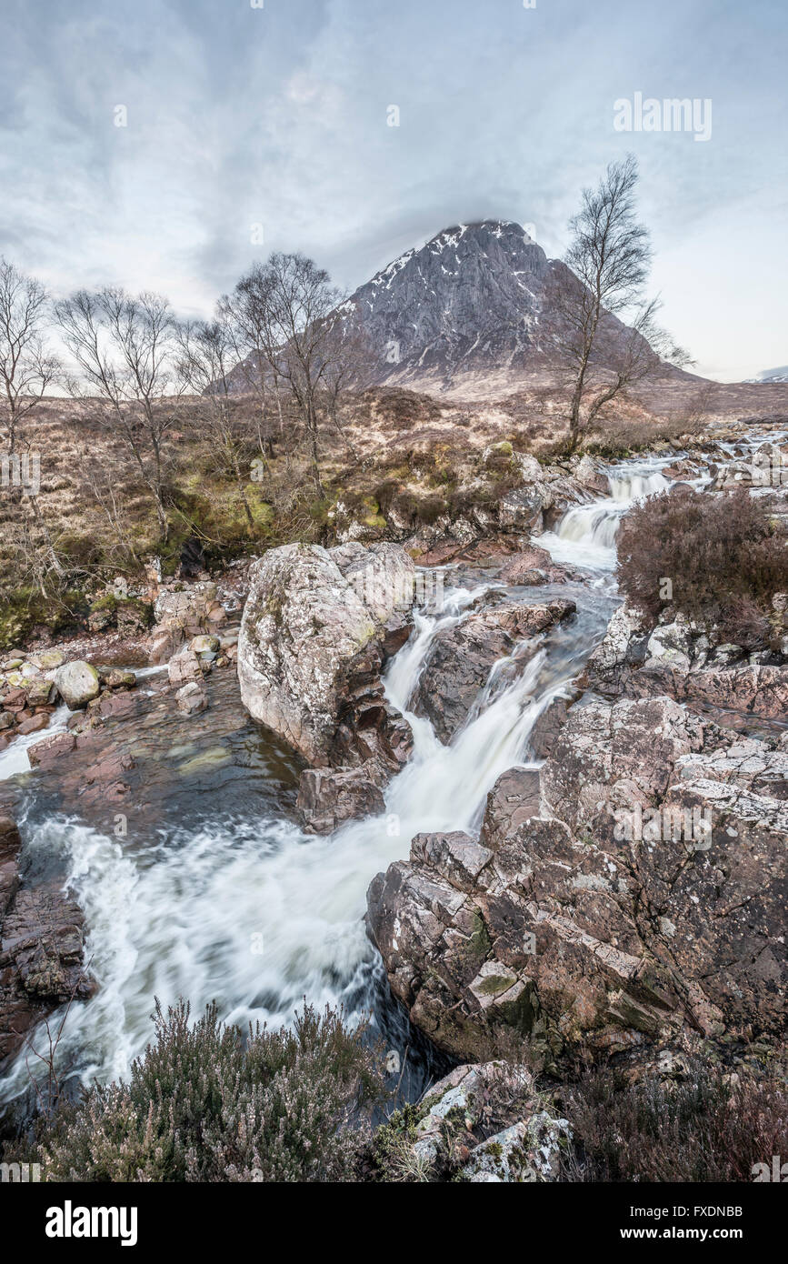 Buachaille Etive Mor und der Fluss Coupall Stockfoto