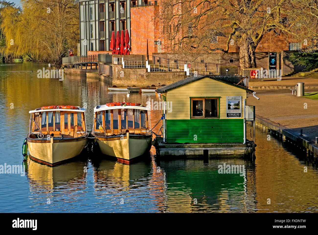 Touristischen Boote vertäut am Fluss Avon im Zentrum von Stratford-upon-Avon, Warwickshire Stockfoto