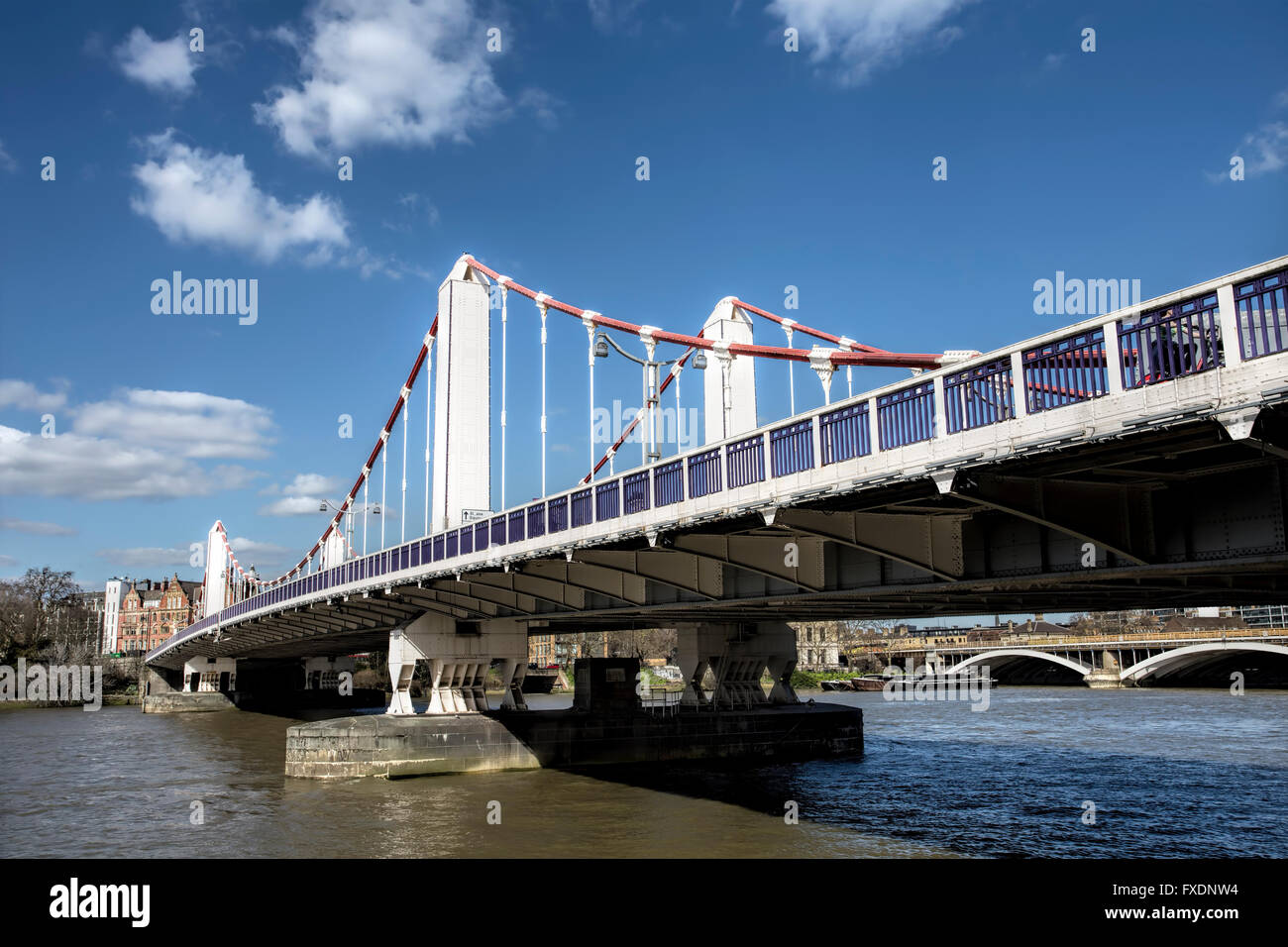 Chelsea Brücke über den Fluss Themse London England, zunächst selbst verankert Brücke in England, 1937 eröffnet Stockfoto