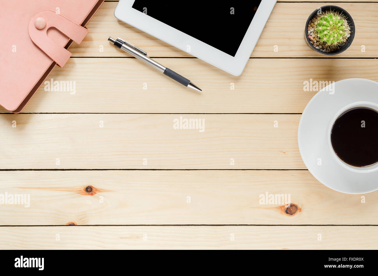 Büro Schreibtisch Tisch mit Tablet, Kaffeetasse, Stift und Notizbuch. Draufsicht mit Textfreiraum Stockfoto