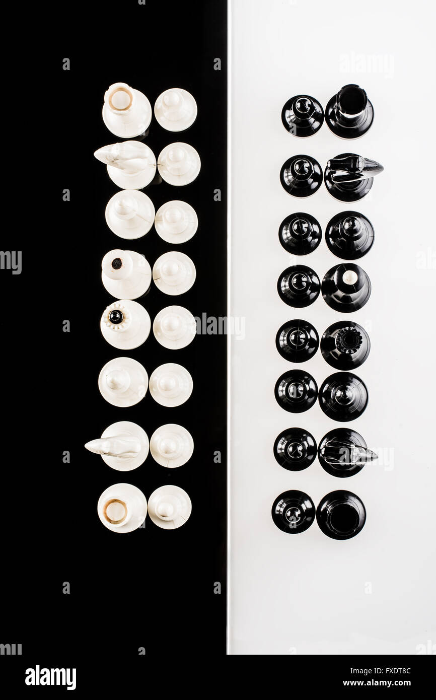 schwarze und weiße Schachfiguren Stockfoto