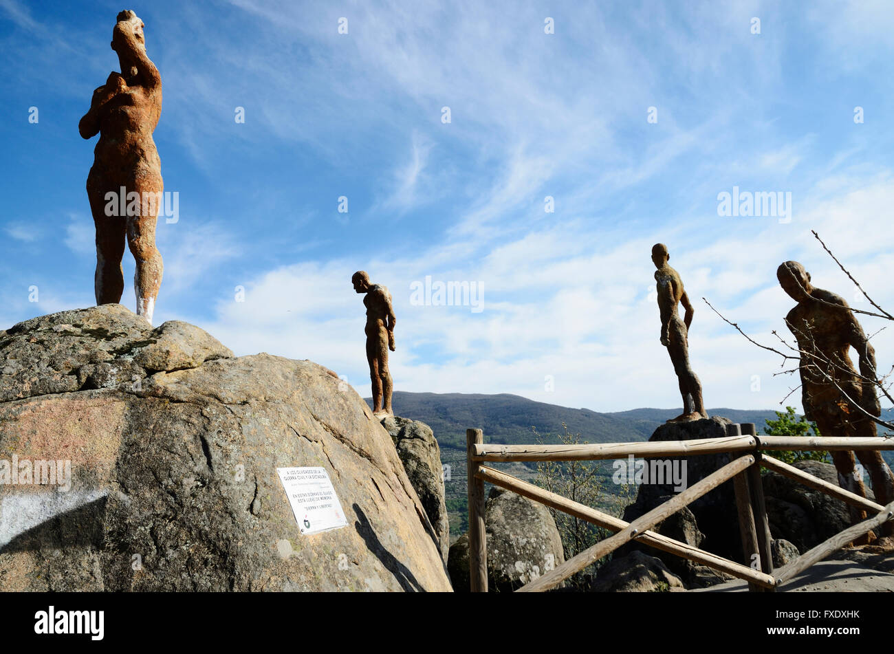 Skulpturen: Die vergessene Bürgerkrieg und Diktatur. Sicht des El Torno. El Torno. Tal des Flusses Jerte. Cáceres, Spanien Stockfoto