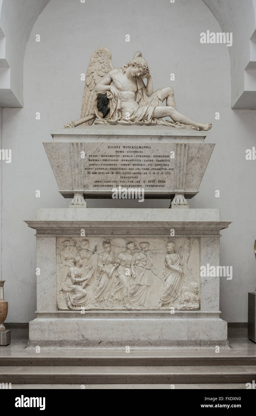 Kenotaph für Johann Joachim Winckelmann von Antonio Bosa, 1832-Tempel in der Lapidario Tergestino Steinen Museum der römischen Grab Stockfoto