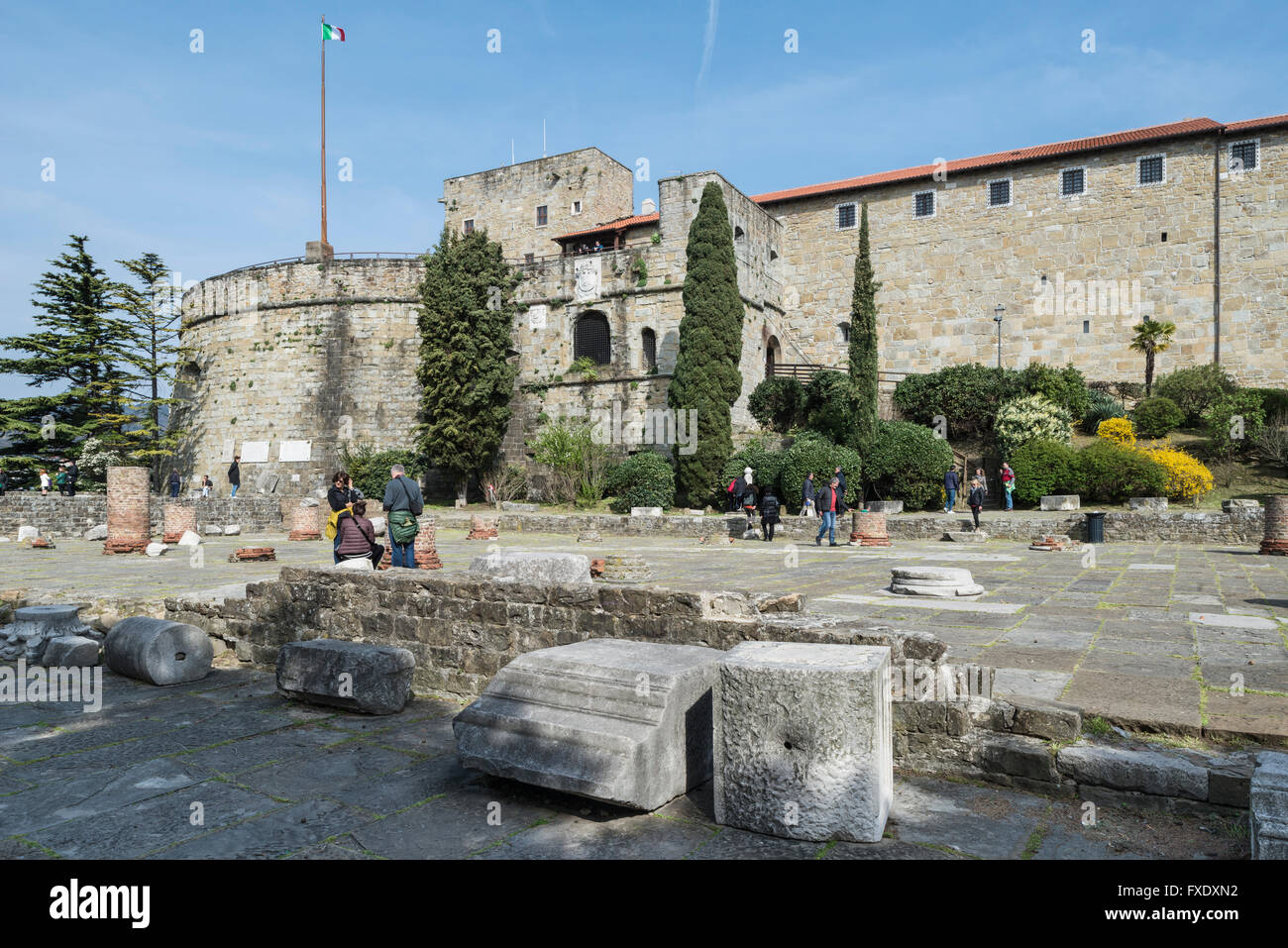 Castello di San Giusto, im vorderen Ausgrabungen der römischen Basilika, Triest, Friaul-Julisch Venetien, Italien Stockfoto